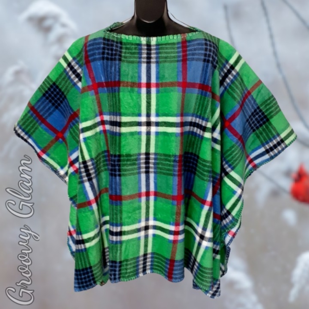 GROOVY GLAM Green Plaid Plush Traditional Poncho